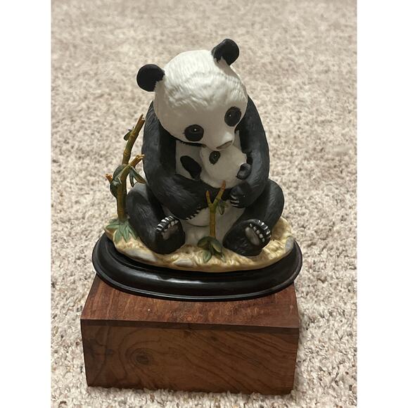 Vintage Home Interiors Homco Figurine Masterpiece  Mother Panda & Baby Bear Cub - Picture 1 of 8